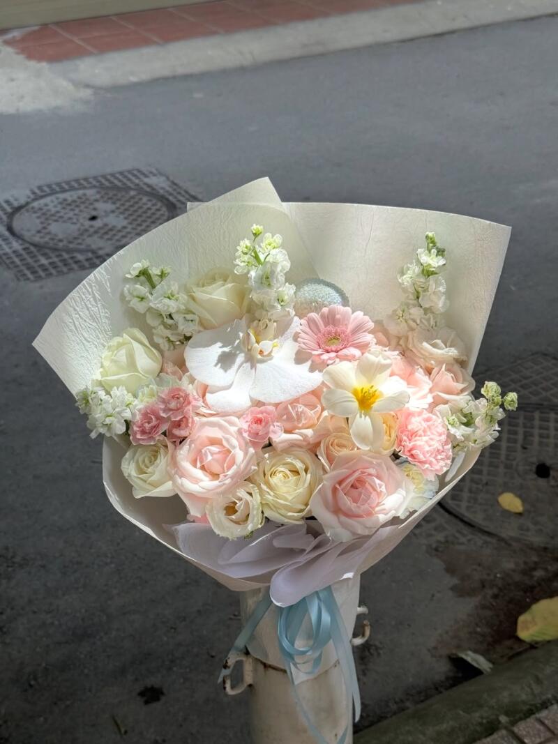 Bó Hồng Trắng Mix Lan Hồ Điệp Tông Trắng Phấn — ảnh 4