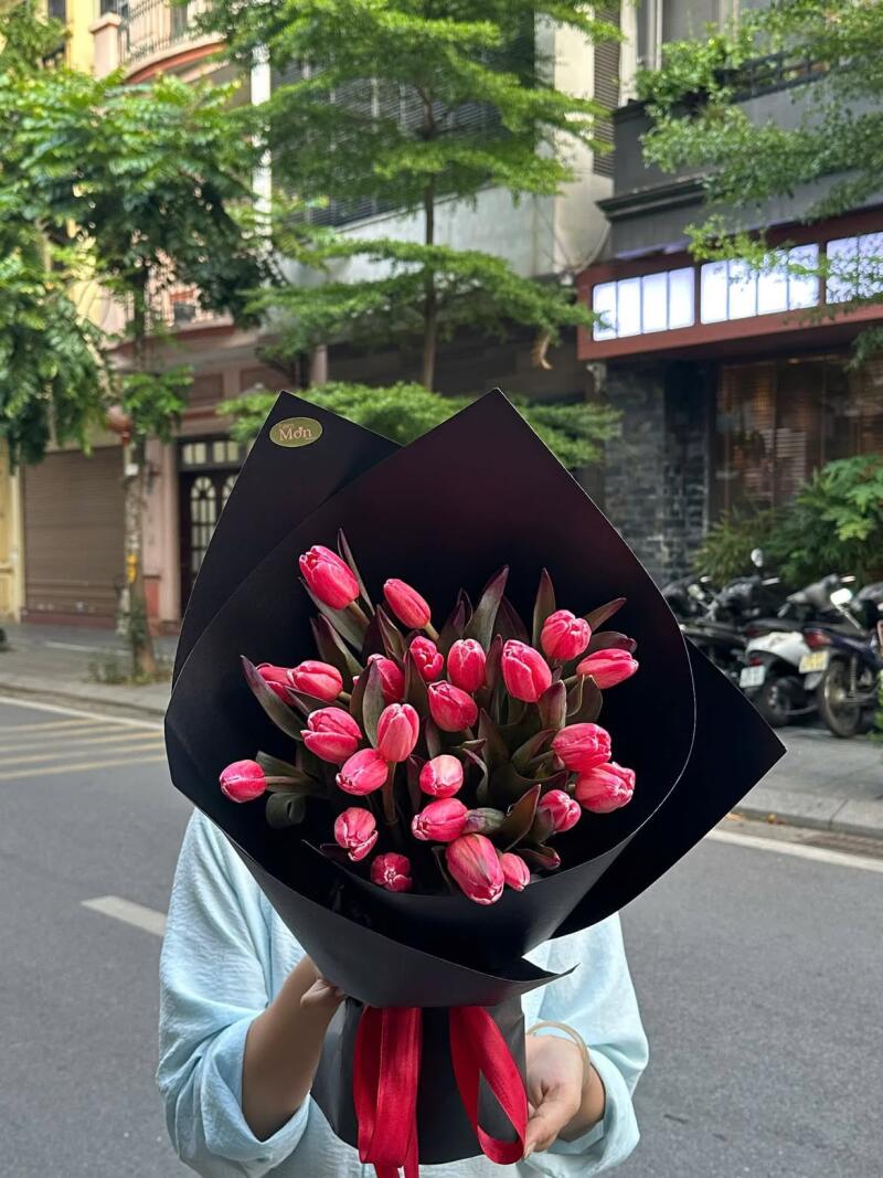 Bó Tulip Hồng Sen Nền Giấy Đen