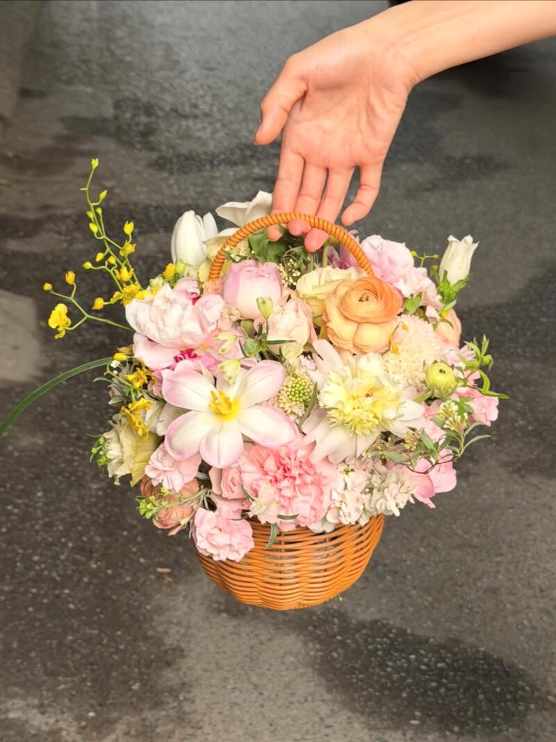 Giỏ Hoa Pastel Mix Lan Vũ Nữ