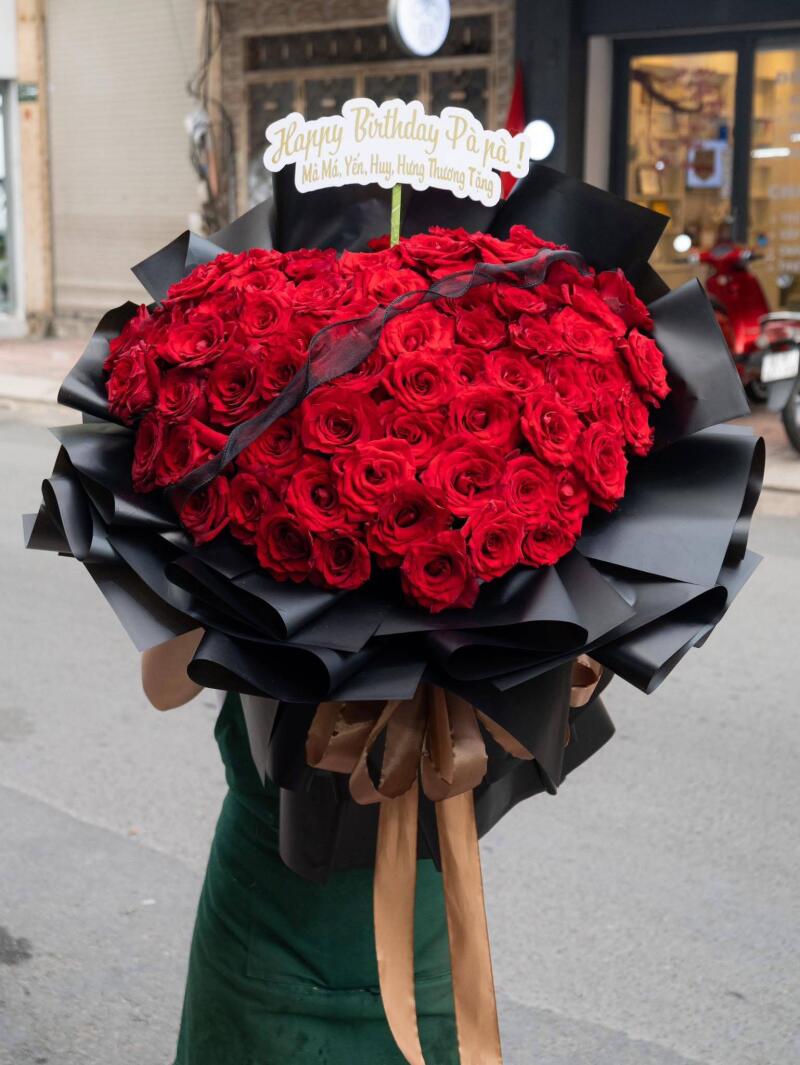 Bó 100 Hồng Đỏ Mâm Xôi Đen