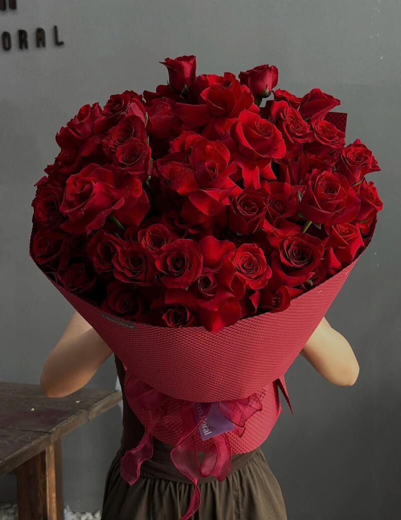 Bó Hồng Đỏ Cỡ Lớn Gói Giấy Đỏ