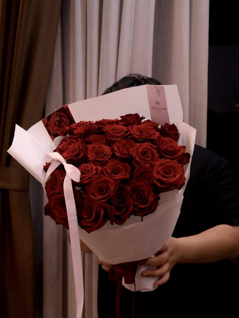 Bó Hồng Đỏ Nhung Gói Trắng Nơ Hồng — ảnh 2