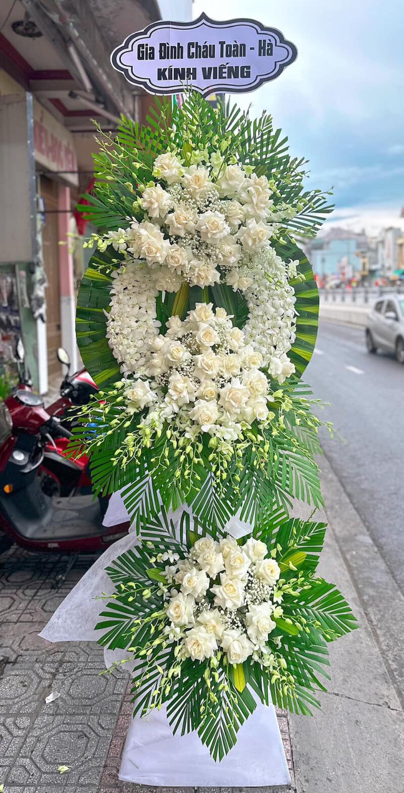 Vòng Hoa Kính Viếng Cúc Trắng Lá Cau Xanh