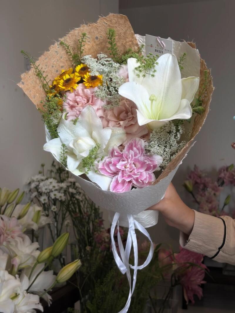 Bó Ly Trắng Mix Hướng Dương Mini