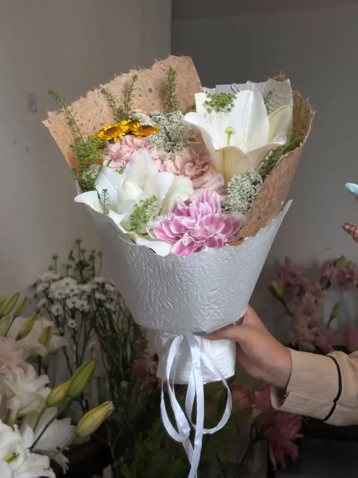 White Lily & Mini Sunflower Bouquet — photo 3