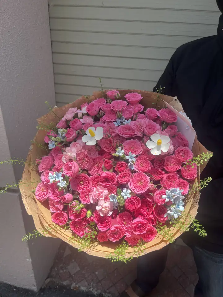Giant Hot Pink Rose Bouquet in Kraft Paper — photo 3
