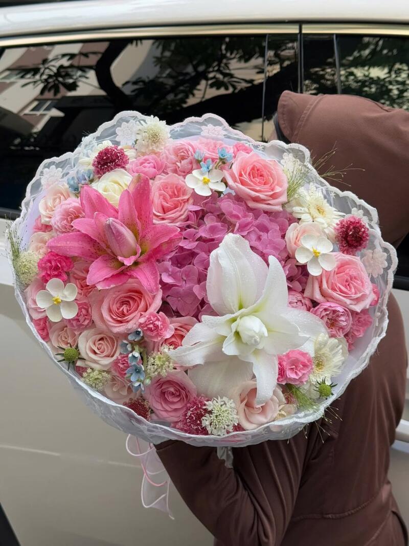 Bó Ly Hồng Trắng Mix Cẩm Tú Cầu Viền Ren — ảnh 3