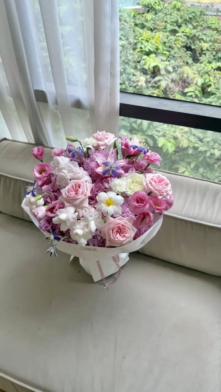 Pink Hydrangea & Garden Rose Bouquet in Pink-Purple Tones — photo 3