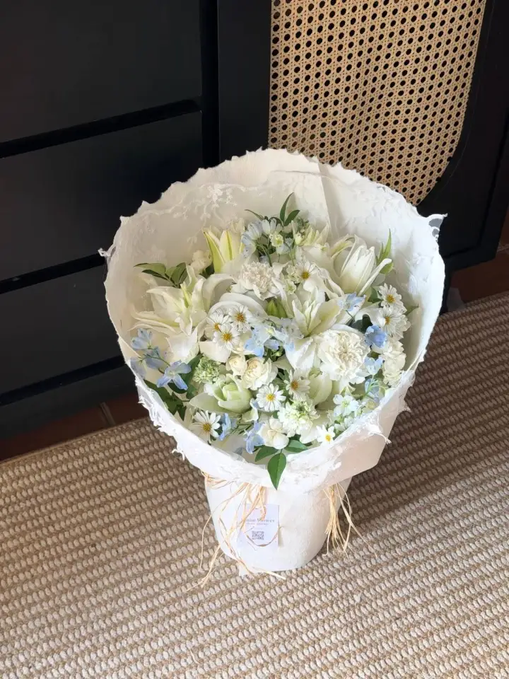 White Lily & Daisy Bouquet in White-Green Tones