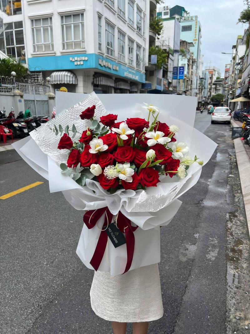 Bó Hồng Đỏ Tulip Trắng Tương Phản