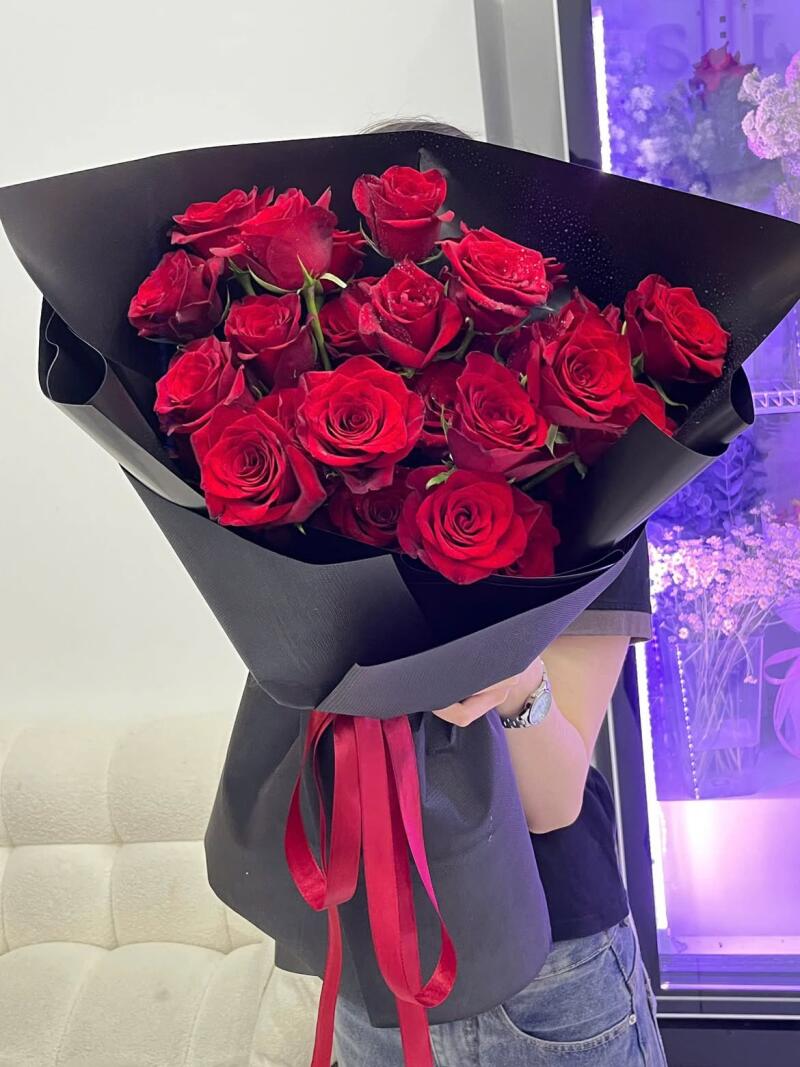 Bó Hồng Đỏ Cổ Điển Nền Giấy Đen — ảnh 3