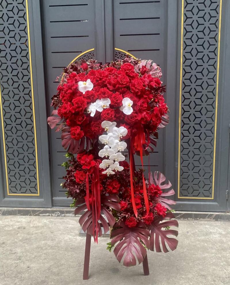 Kệ Hoa Khai Trương Đỏ Dáng Tim Lan Trắng