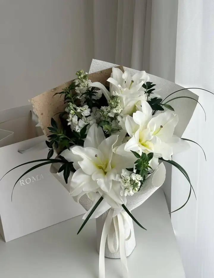 White Lily & White Violet Bouquet — photo 2
