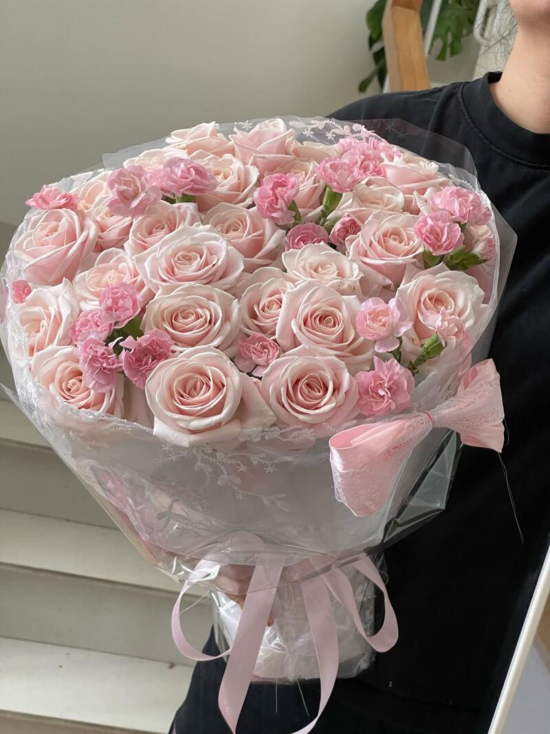 Bó Hồng Phấn Mix Cẩm Chướng Bọc Ren Trắng — ảnh 5