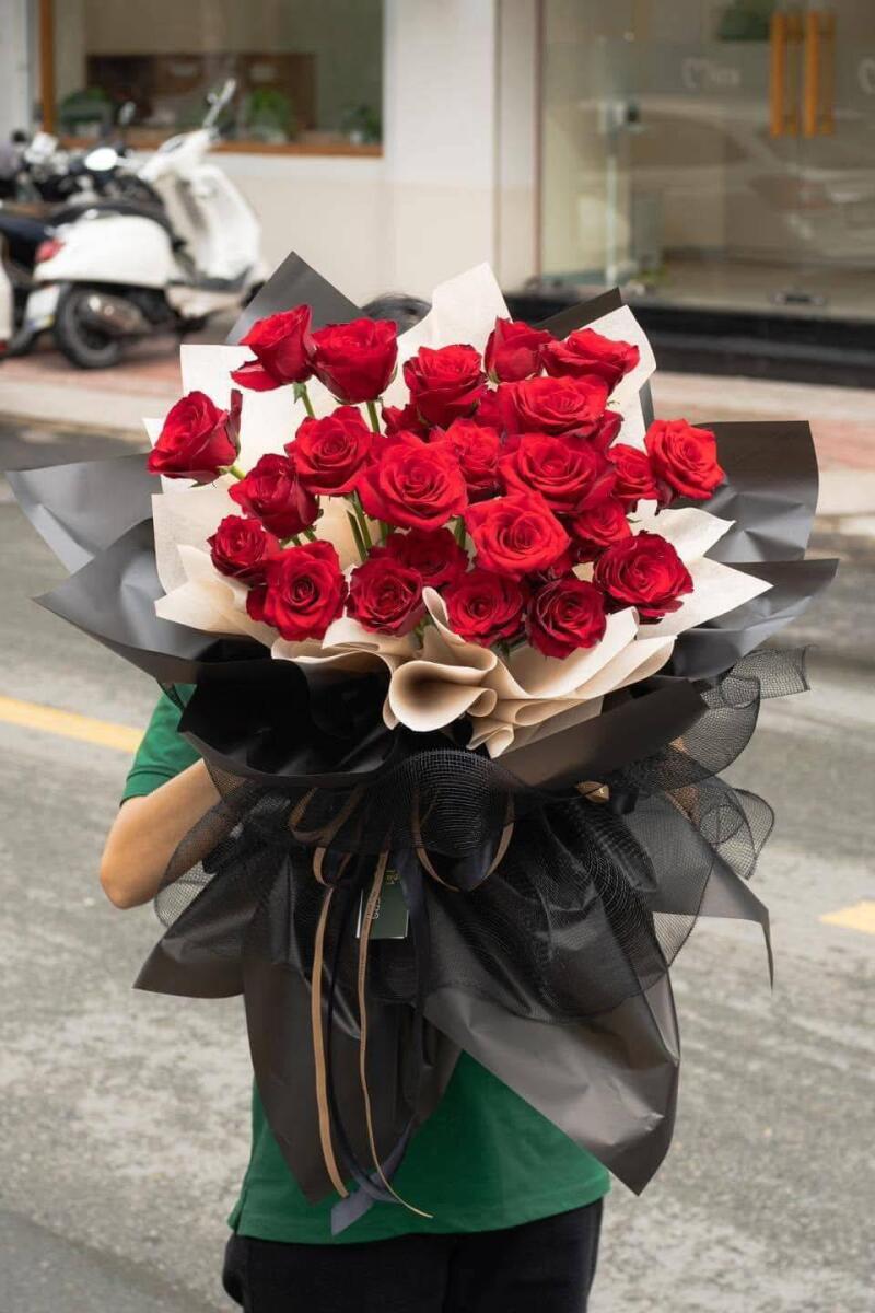 Bó Hồng Đỏ Đêm Trắng