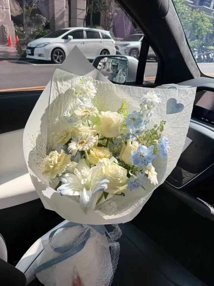 White & Blue Delphinium Bouquet — photo 3
