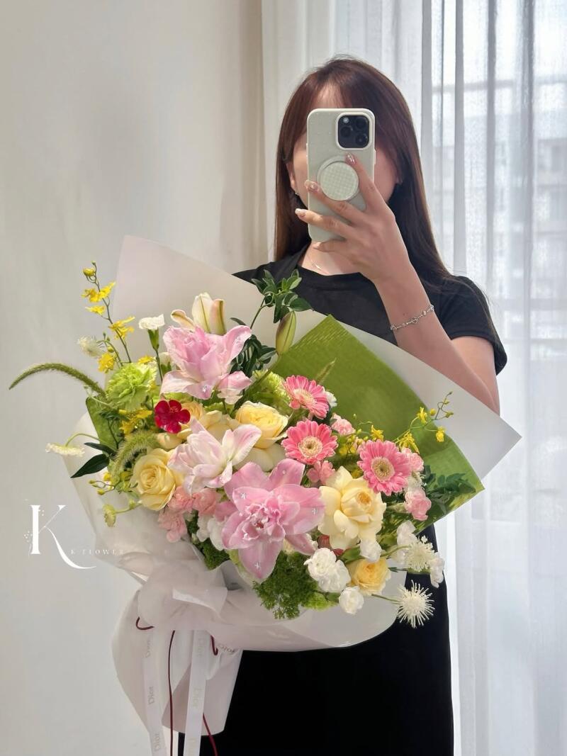 Bó Ly Hồng Mix Đồng Tiền Tông Vàng Xanh — ảnh 4
