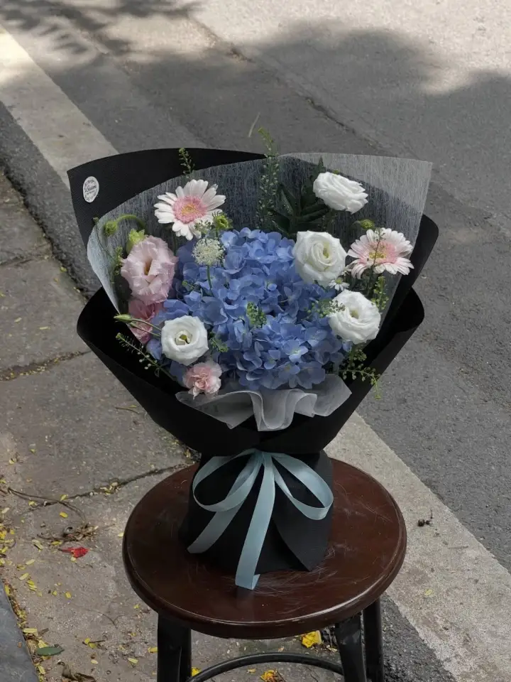 Blue Hydrangea & White Lisianthus Bouquet — photo 2