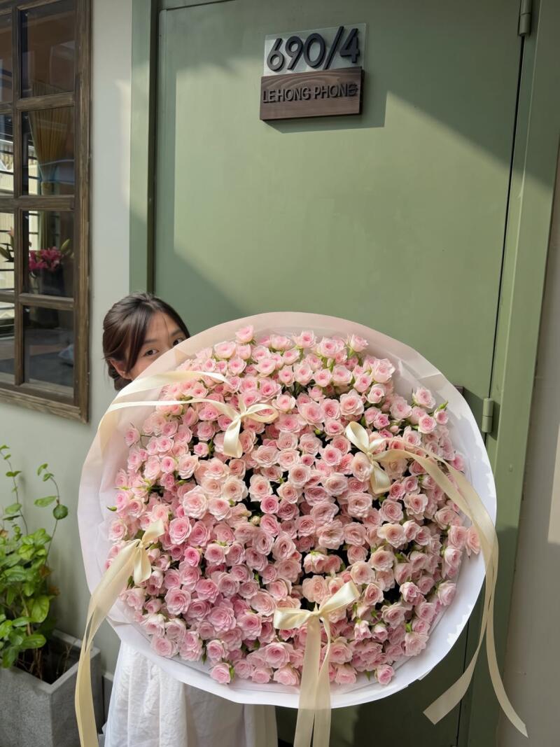 Bó Hồng Leo Hồng Phấn Cỡ Đại Nơ Kem