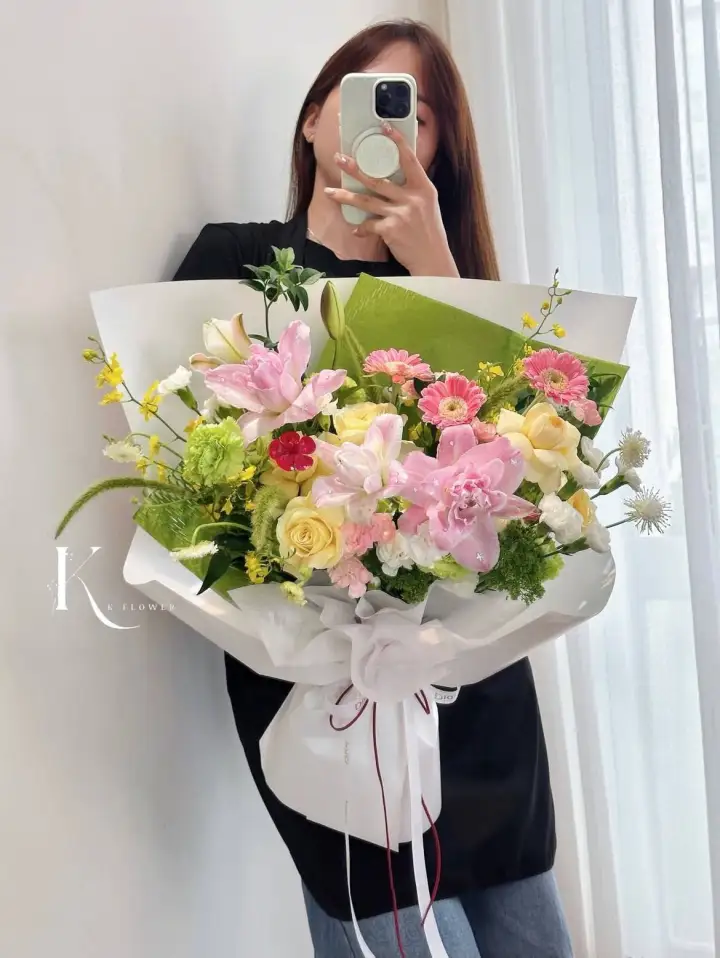 Pink Lily & Gerbera Bouquet in Yellow-Green Tones — photo 2