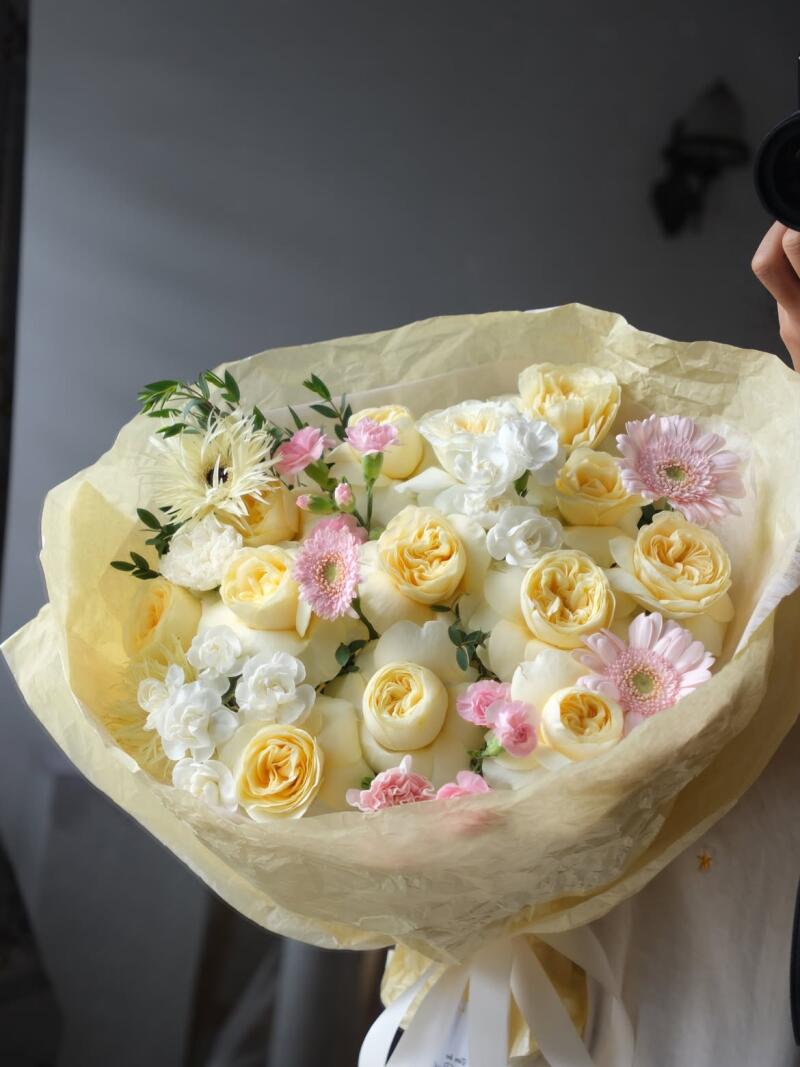 Bó Hồng Vàng Kem Mix Cẩm Chướng Trắng — ảnh 5