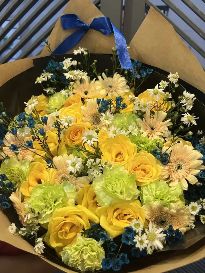 Yellow Rose & Green Lisianthus Bouquet in Brown Paper — photo 2