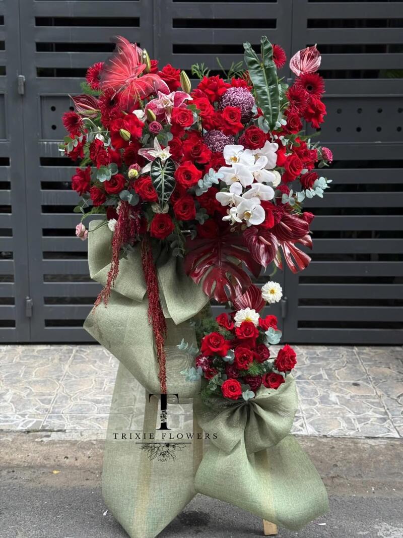 Kệ Hoa Khai Trương Đỏ Hồng Môn Lan Trắng