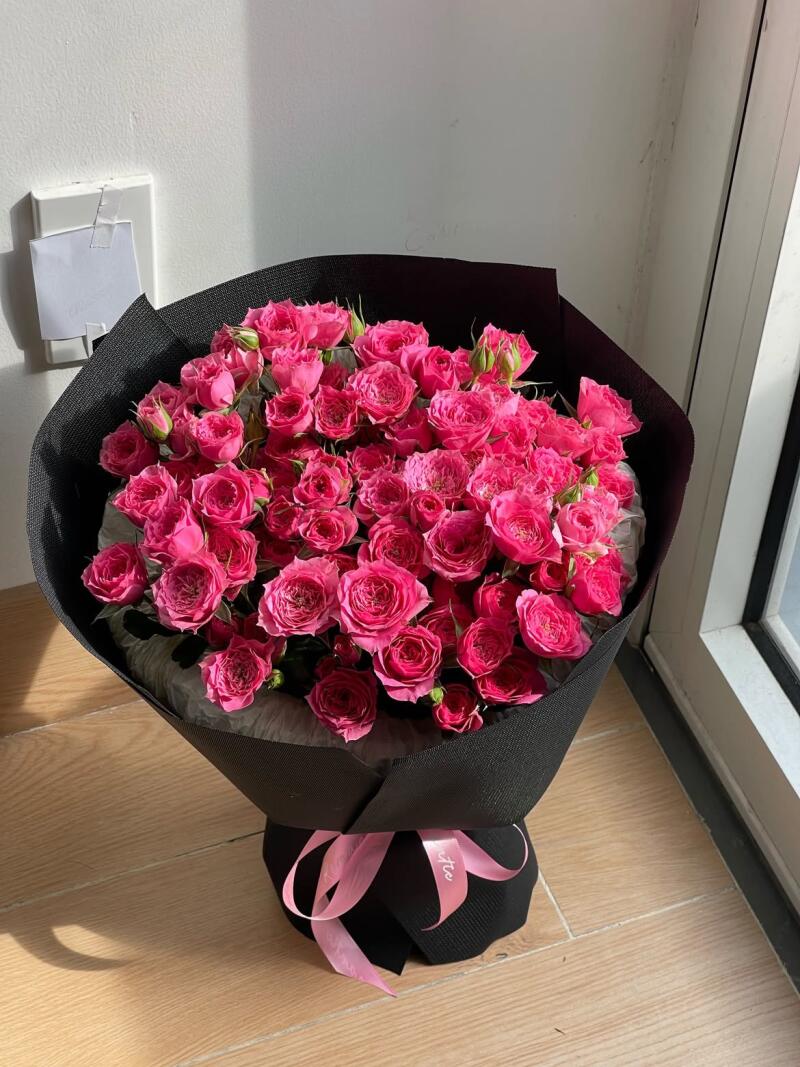 Bó Hồng Leo Hồng Sen Nền Giấy Đen — ảnh 2