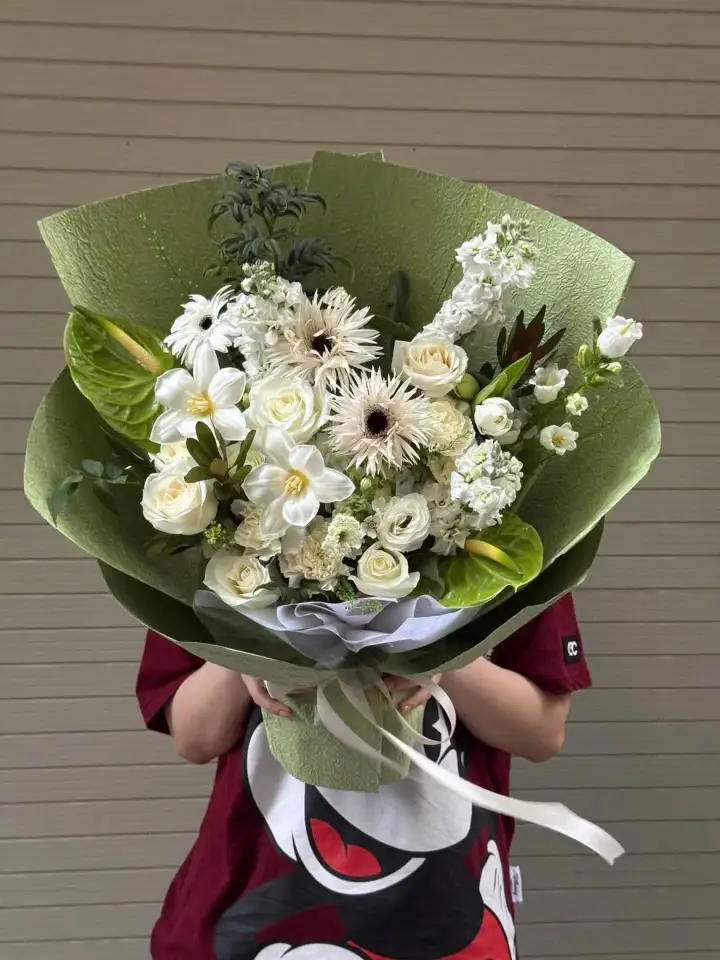 White & Green Anthurium Bouquet on Moss Green Paper — photo 3