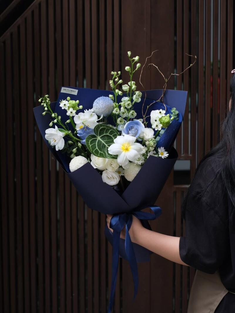 Bó Hồng Xanh Mix Hồng Môn Nền Giấy Xanh Navy — ảnh 3