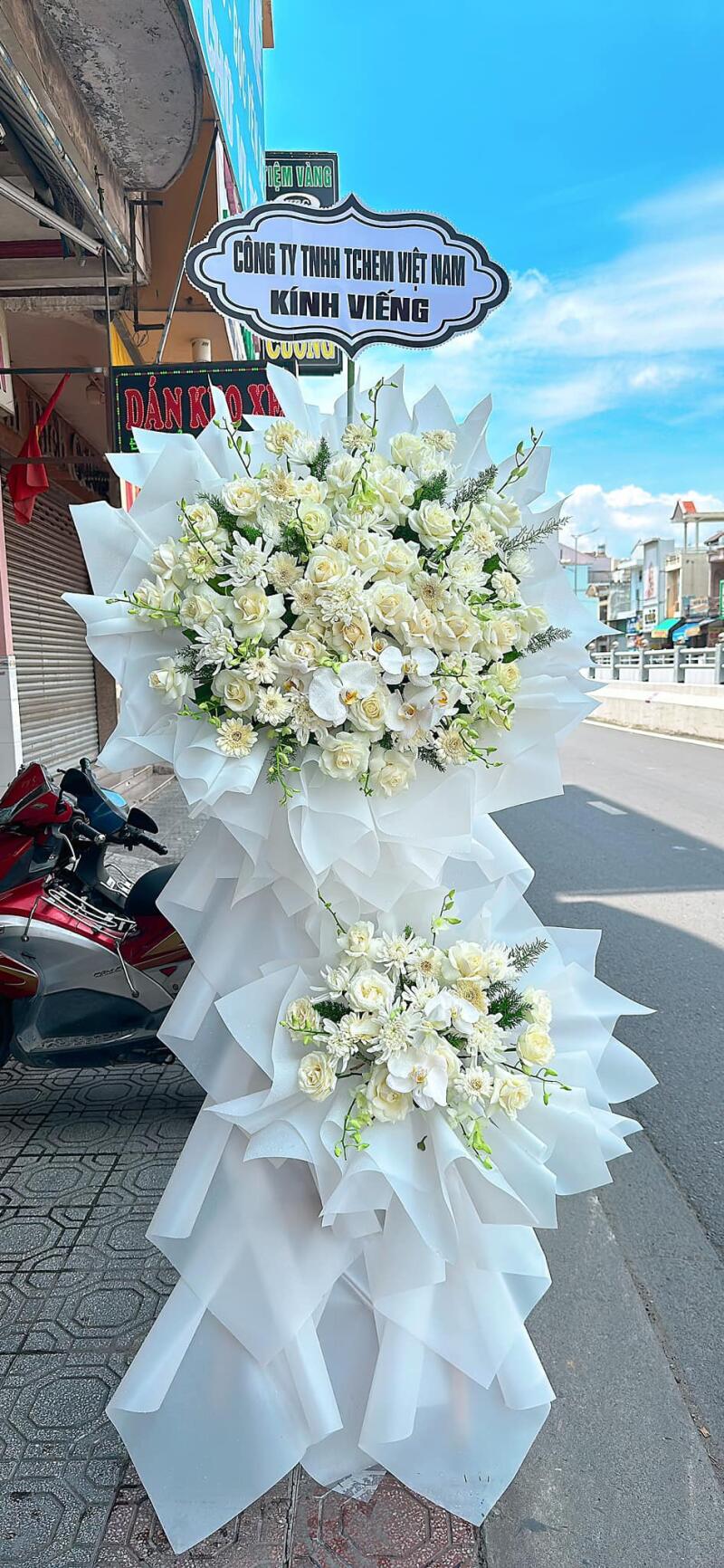 Kệ Hoa Viếng Trắng Kem Xếp Cánh