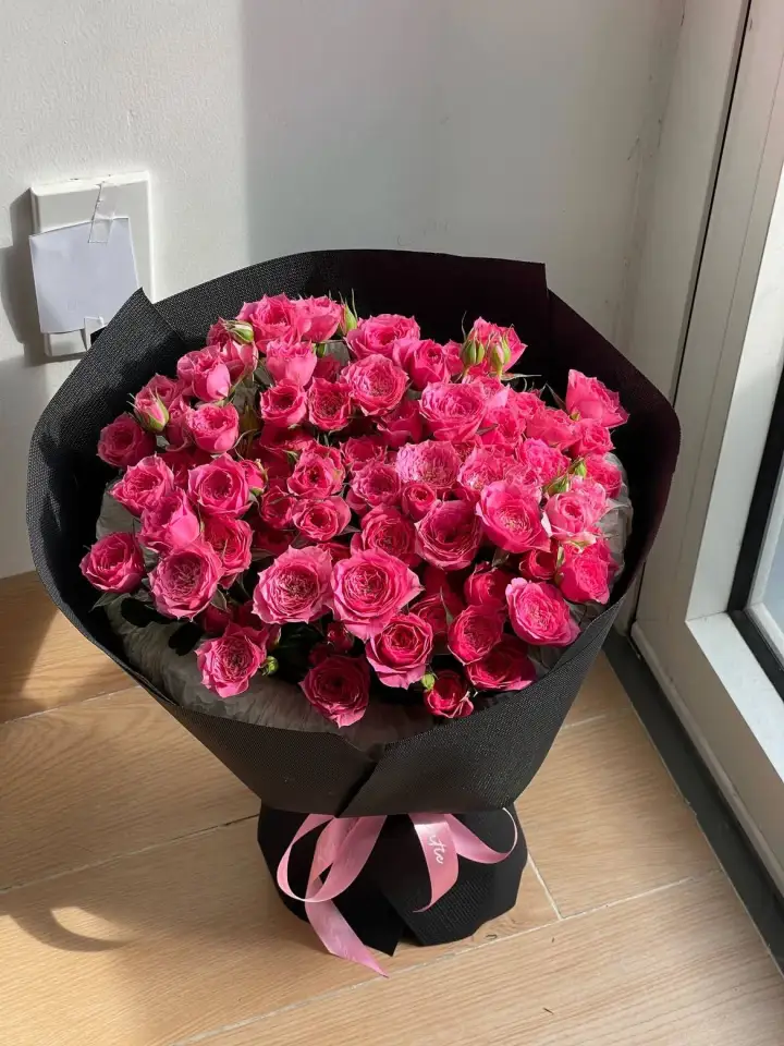 Hot Pink Spray Rose Bouquet in Black Paper — photo 2