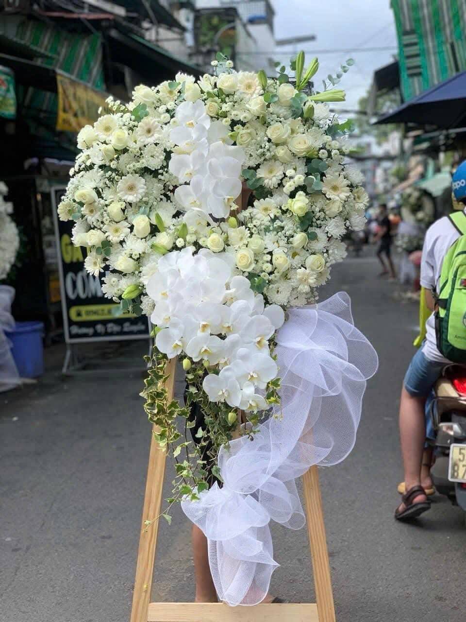 Kệ Hoa Viếng Trắng Tinh Khôi Lan Rủ
