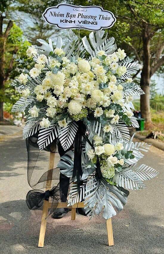 Kệ Hoa Kính Viếng Cúc Trắng Lá Bạc