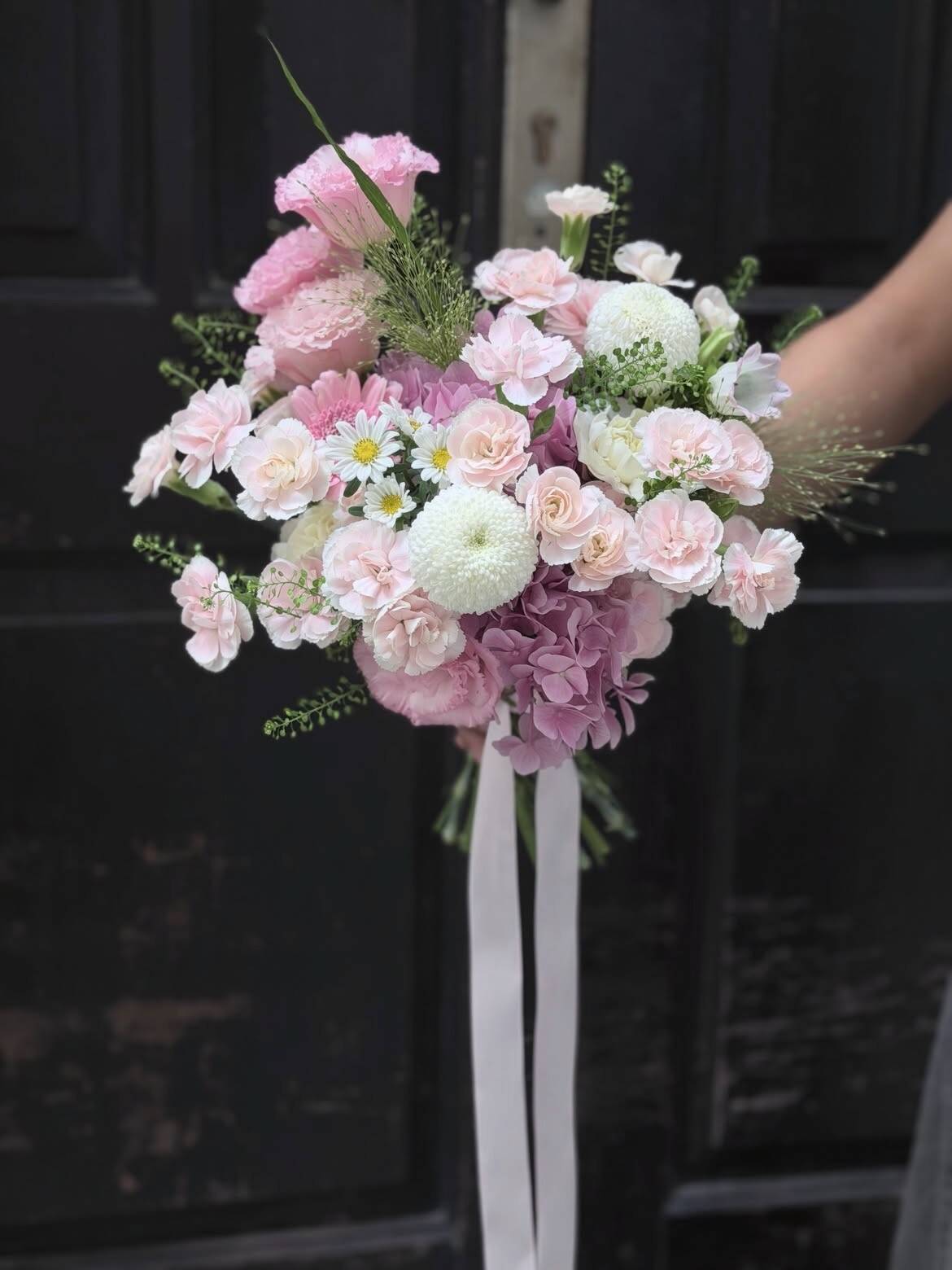 Bó Cầm Tay Cô Dâu Tông Hồng Phấn