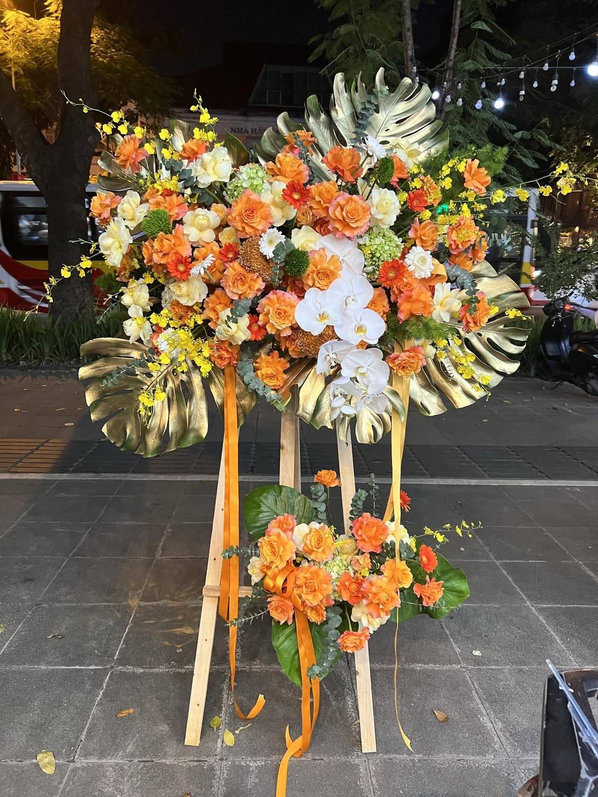 Kệ Hoa Khai Trương Cam Lá Nhũ Vàng