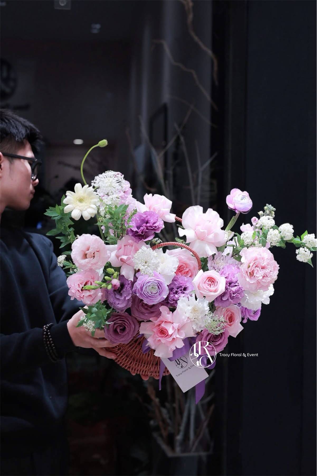 Giỏ Hoa Pastel Tím Dịu Ngày Mới
