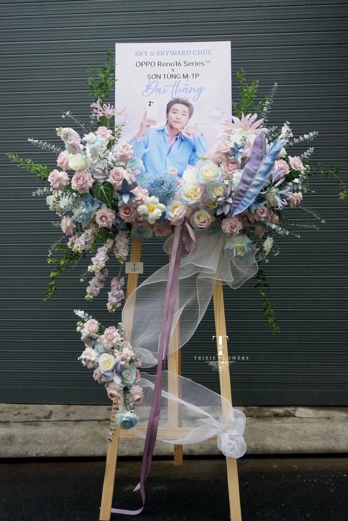 Kệ Hoa Chúc Mừng Pastel Kèm Bảng In Ảnh