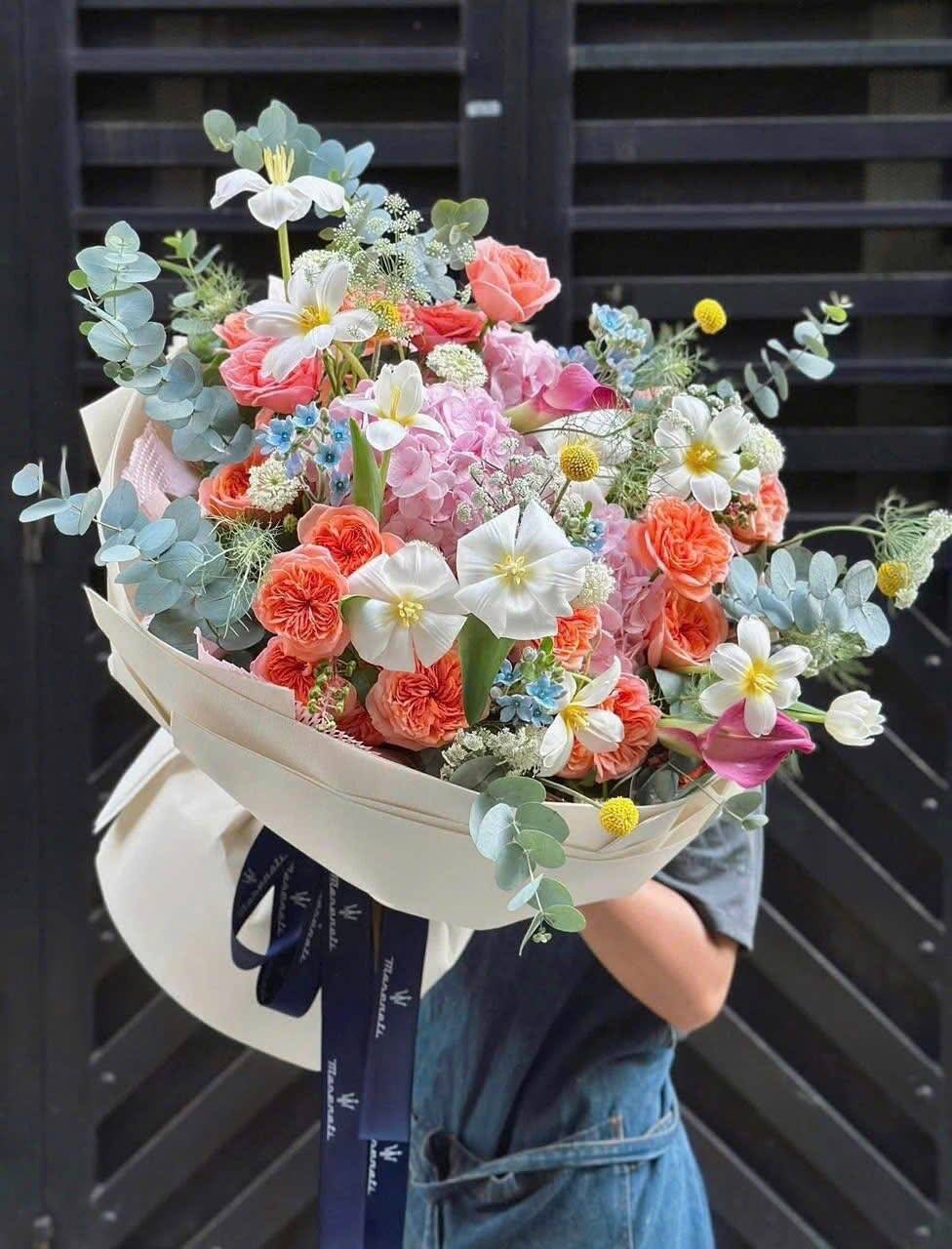 Bó Hoa Cam San Hô Mùa Rực Rỡ