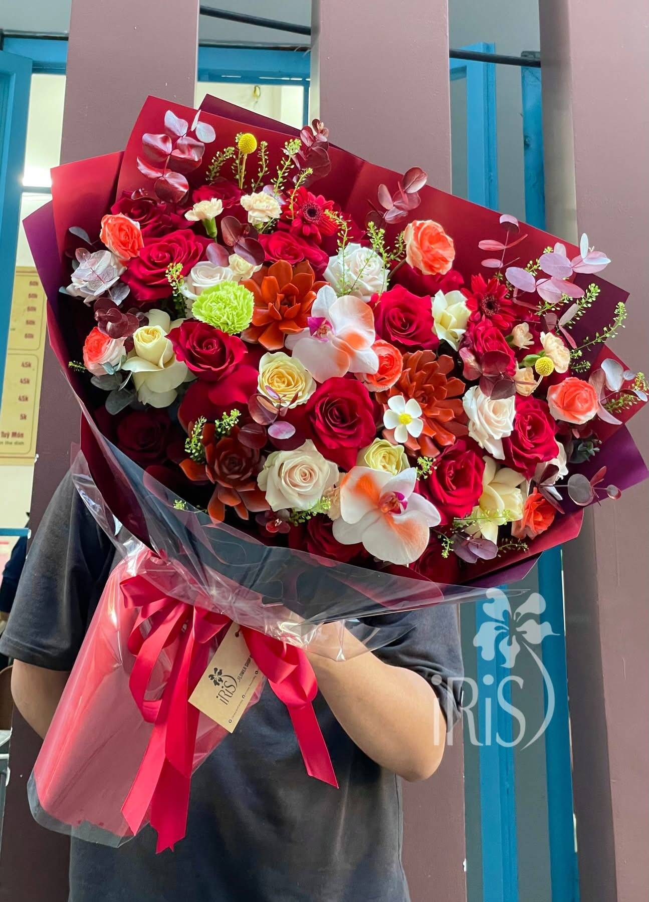 Bó Hoa Đỏ Phối Sen Đá Độc Đáo