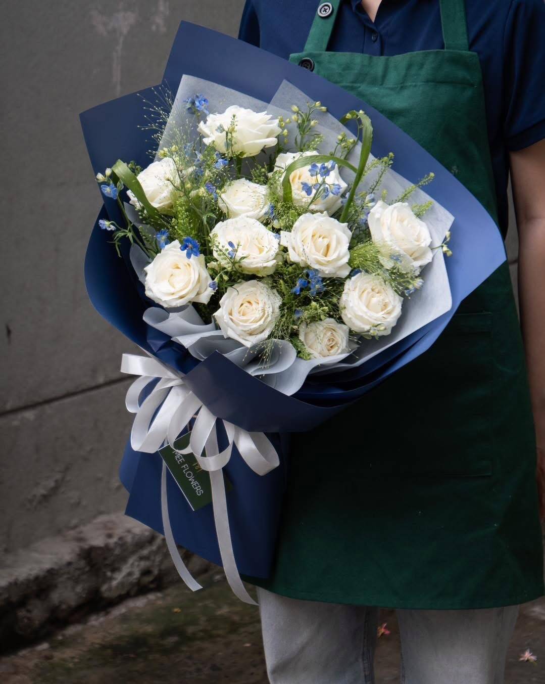 Bó Hồng Trắng Phi Yến Biển Đêm