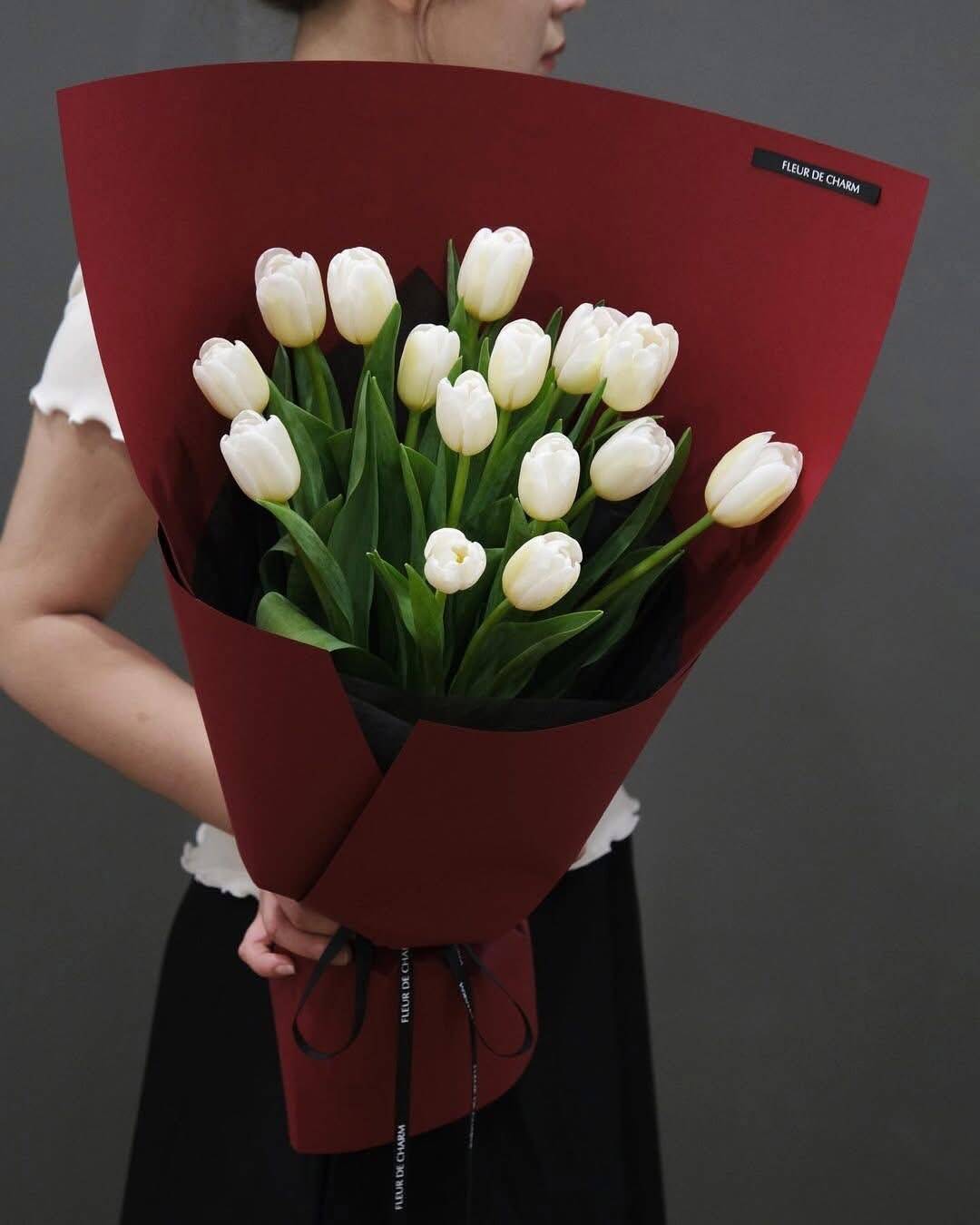 Bó Tulip Trắng Điểm Nhấn Đỏ Đô