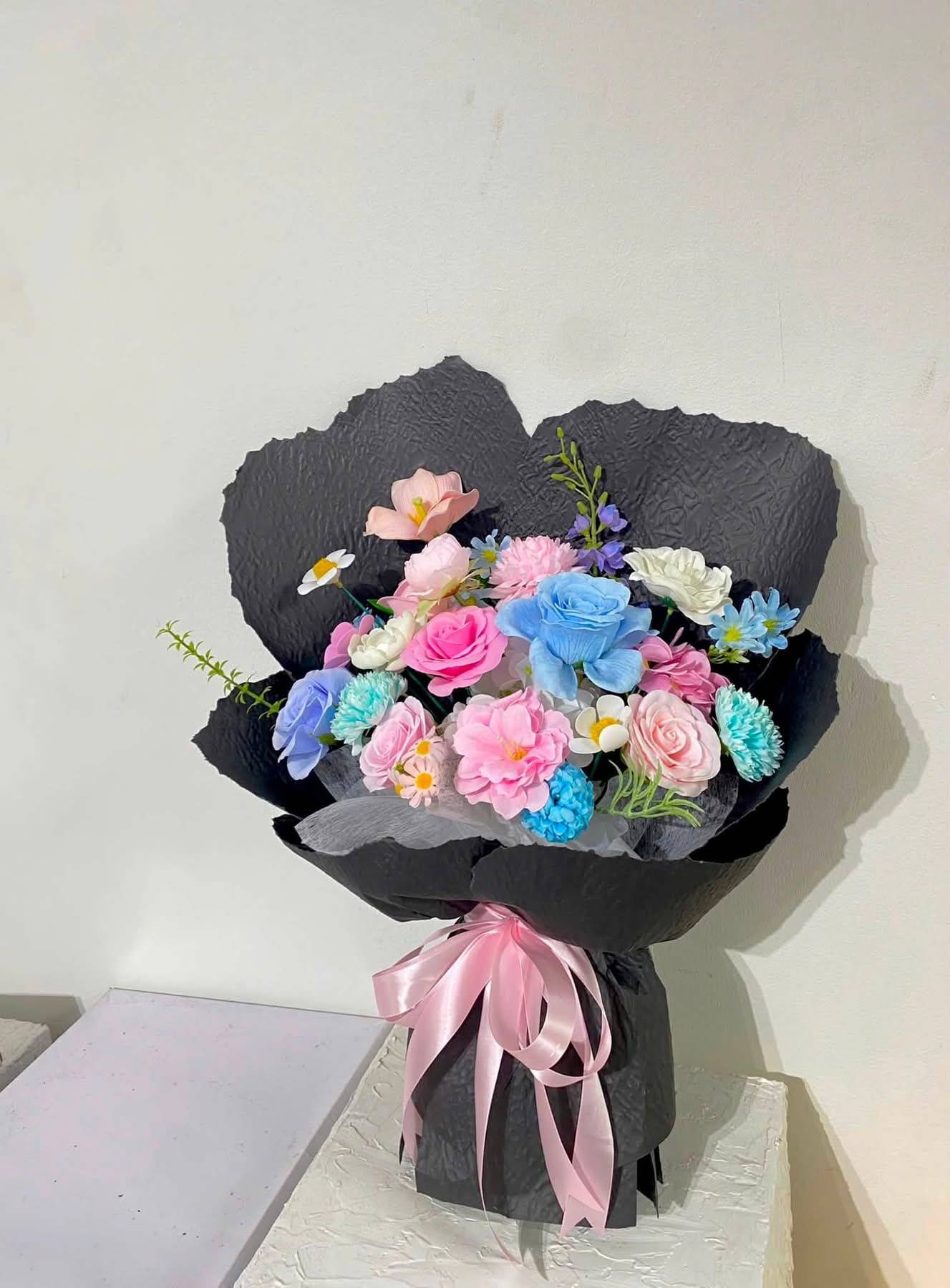 Bó Hoa Sáp Pastel Giấy Đen Cá Tính