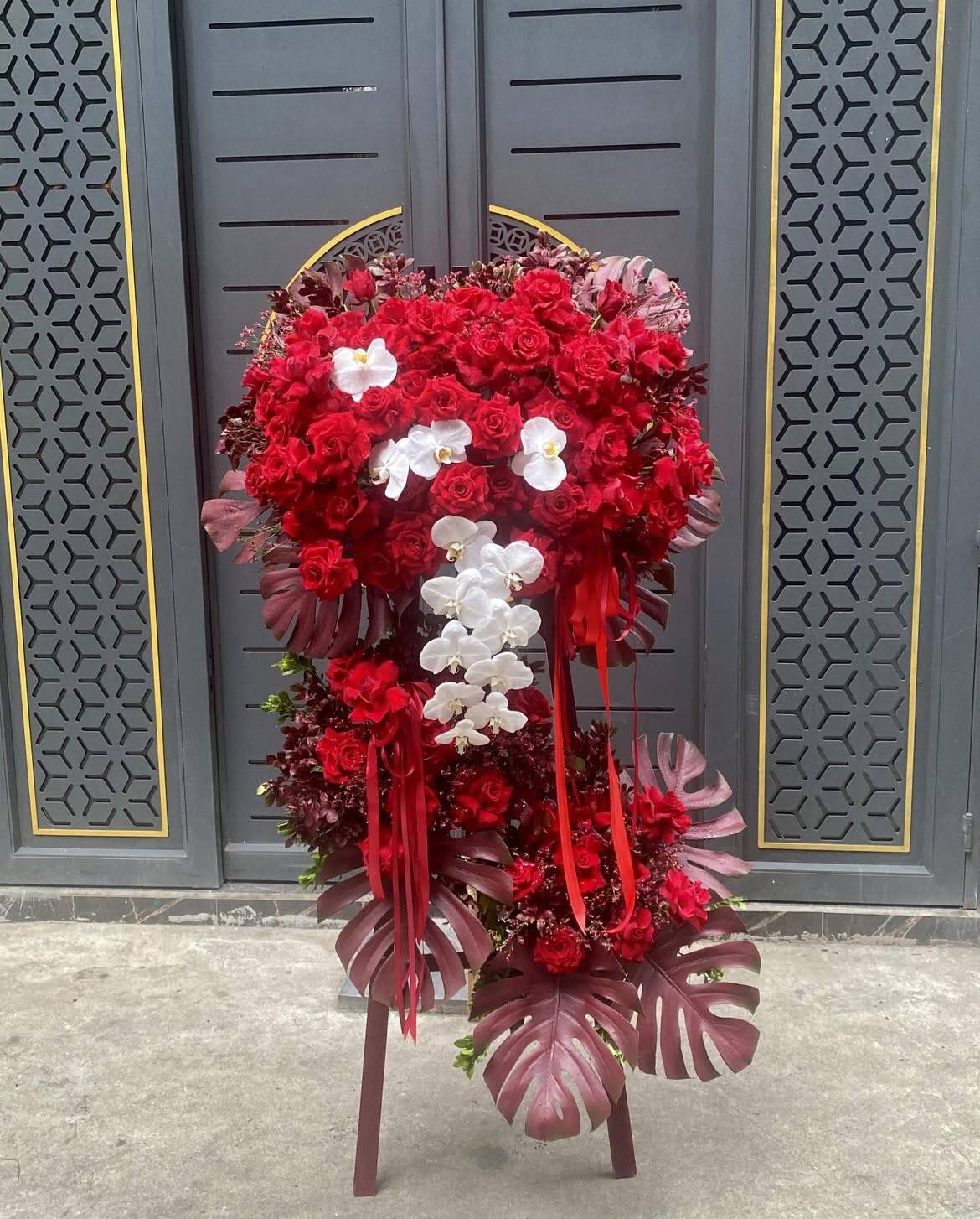 Kệ Hoa Khai Trương Đỏ Dáng Tim Lan Trắng