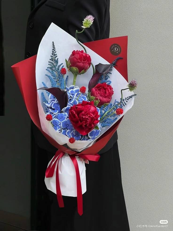 Bó Mẫu Đơn Đỏ Xanh Hoàng Gia