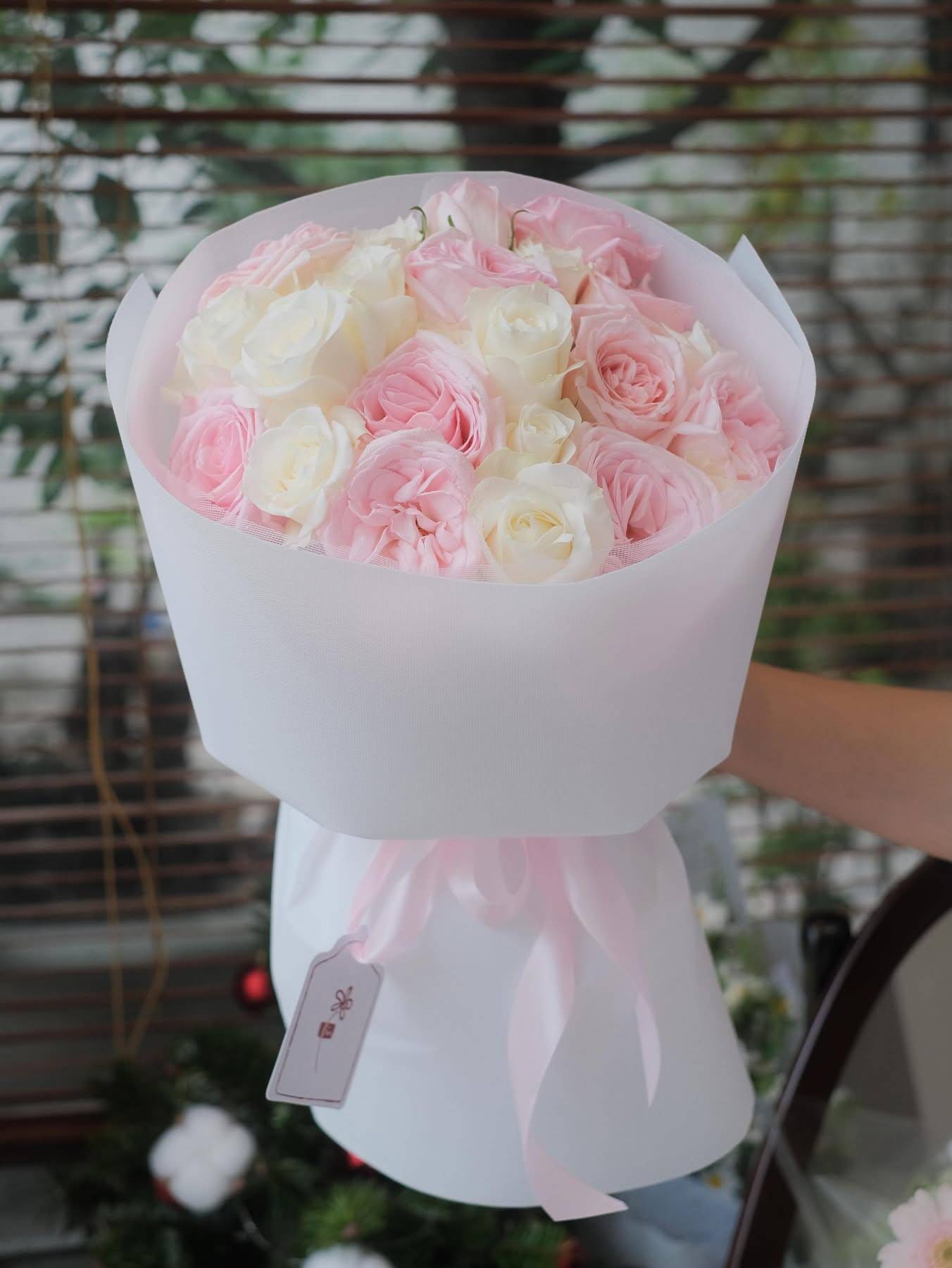 Bó Hoa Hồng Trắng Hồng Pastel