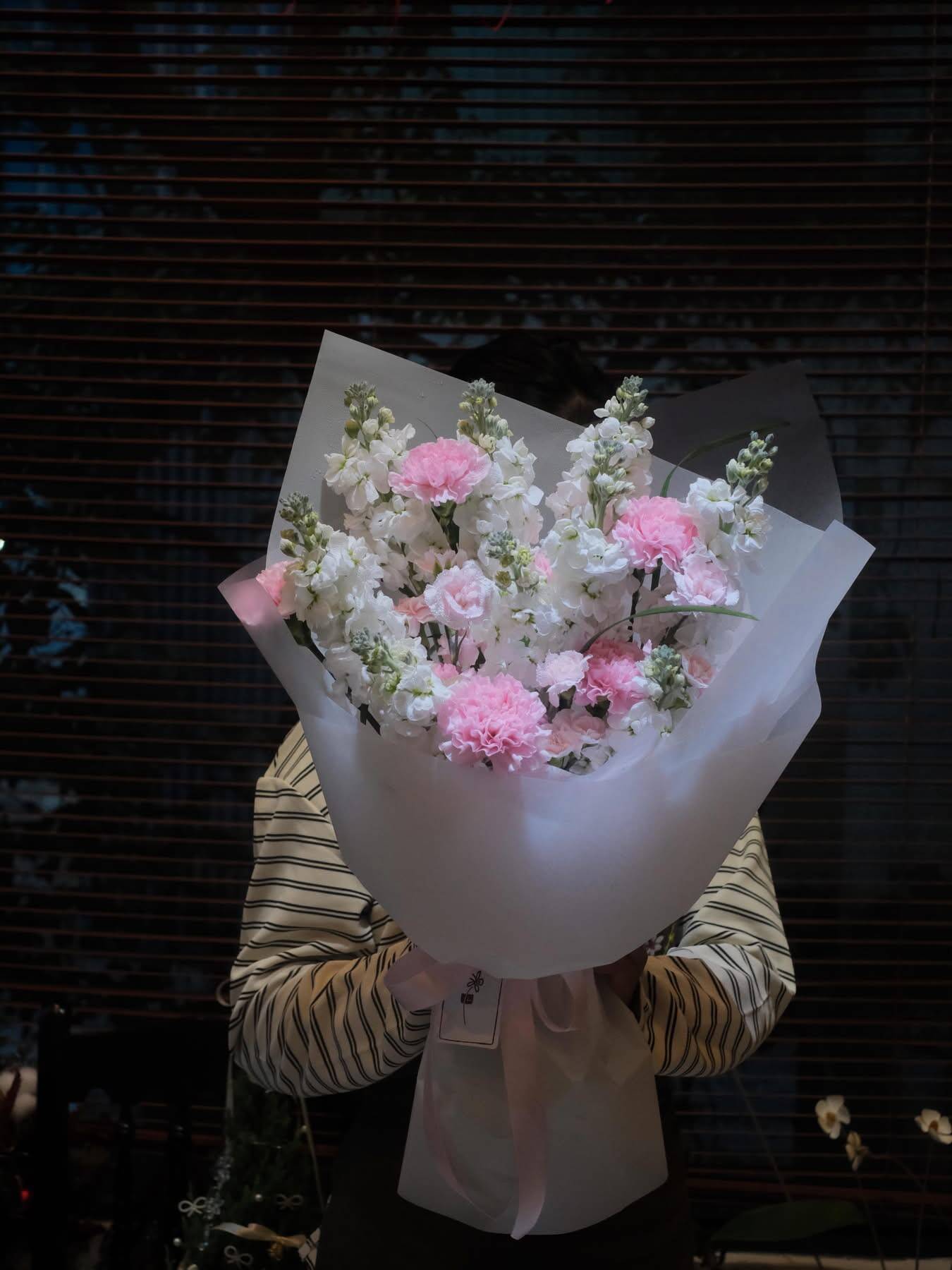 Bó Hoa Violet Cẩm Chướng Tinh Khôi