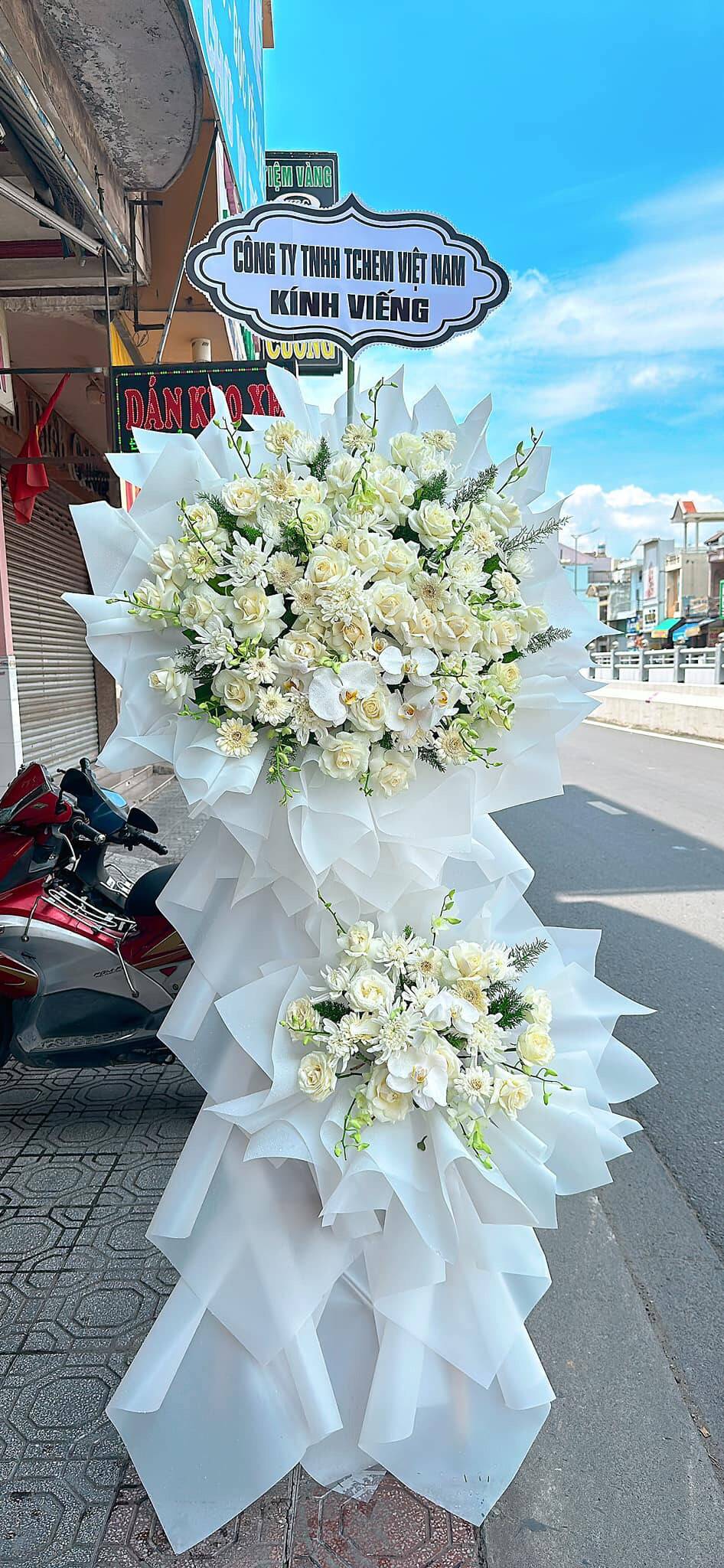 Kệ Hoa Viếng Trắng Kem Xếp Cánh