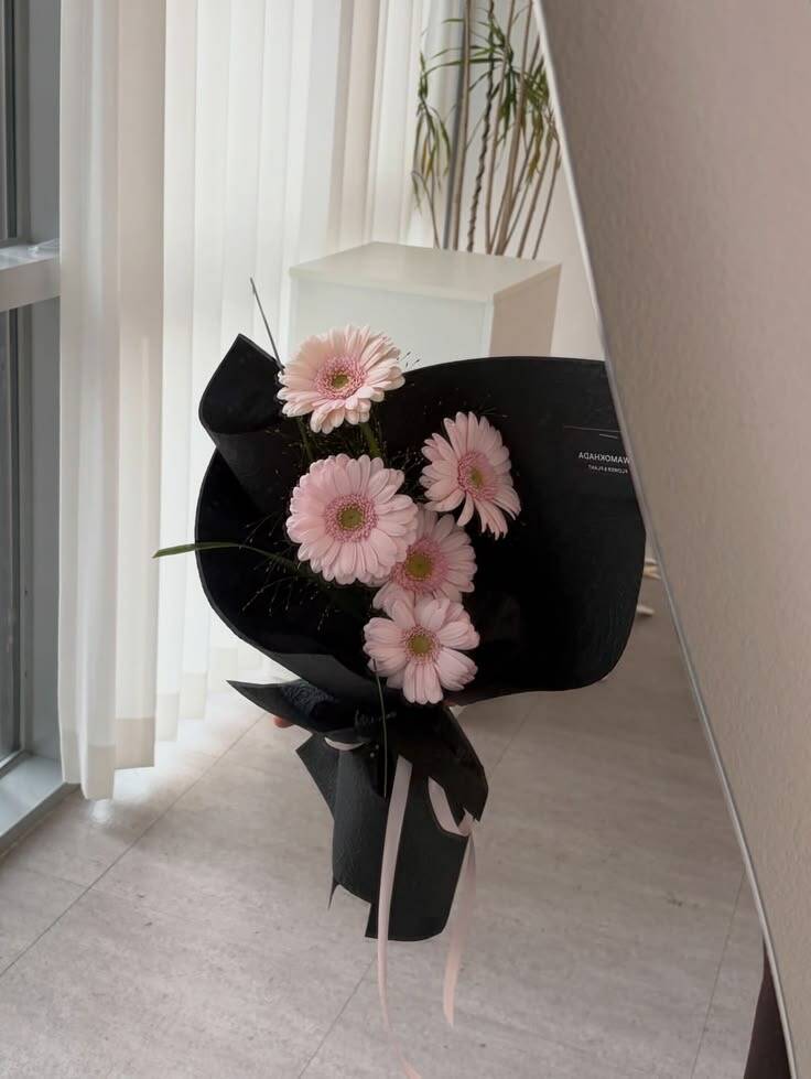 Bó Đồng Tiền Hồng Giấy Đen