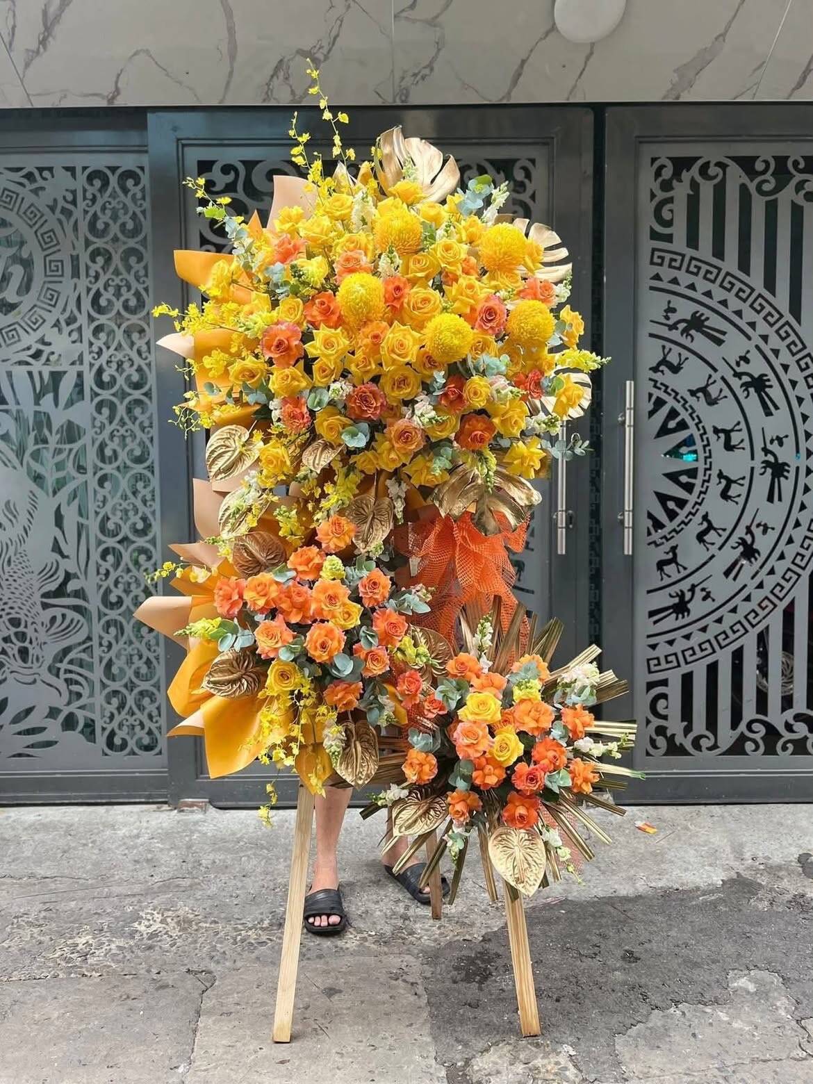 Kệ Hoa Khai Trương Vàng Cam Lá Nhũ Vàng